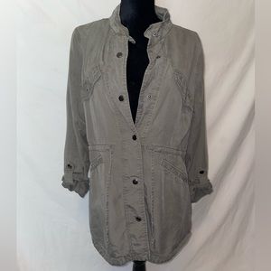 Army green light snap-down blouse. Faded Glory. XL. Good condition.